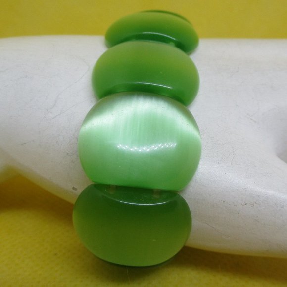 LARGE GLASS MOONGLOW Bracelet Large Green Oval Glass Moonglow Beaded 2 Elastic - Picture 1 of 9